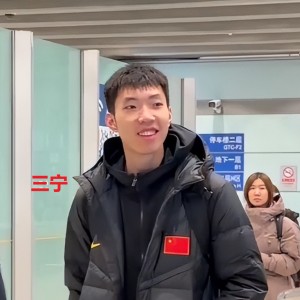 开云体育官网-中国男篮抵达国内！大批球迷接机，赵睿、廖三宁笑得很灿烂